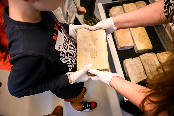 Ziegel sammeln_W220251711_Fotograf_Tom Schweers