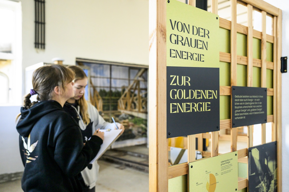 Jugendliche besichtigen die Sonderausstellung GOLDWERT.